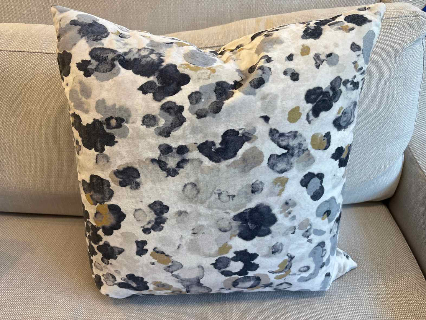 Romo 'Niumi' Velvet Accent Pillow
