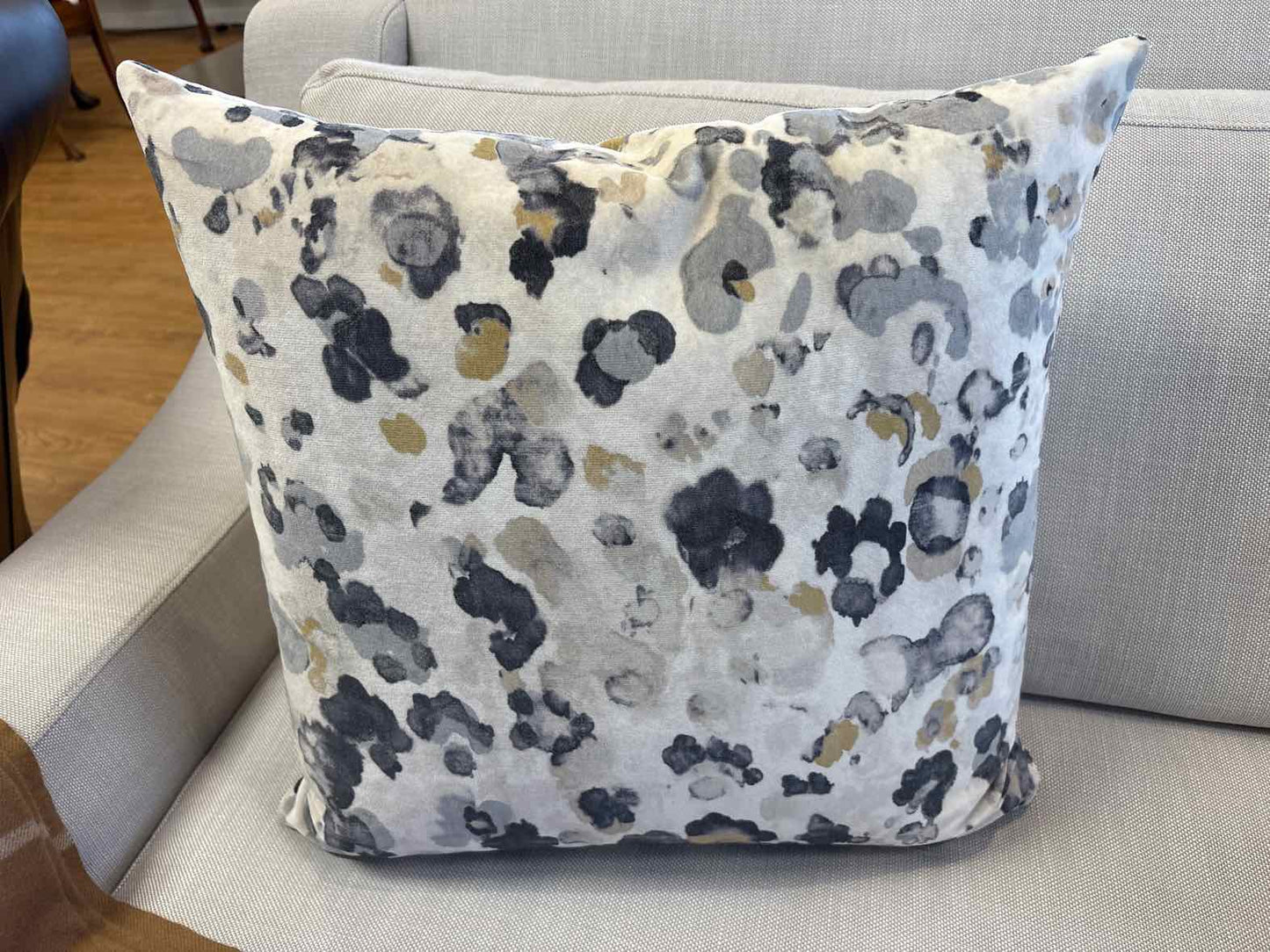 Romo 'Niumi' Velvet Accent Pillow