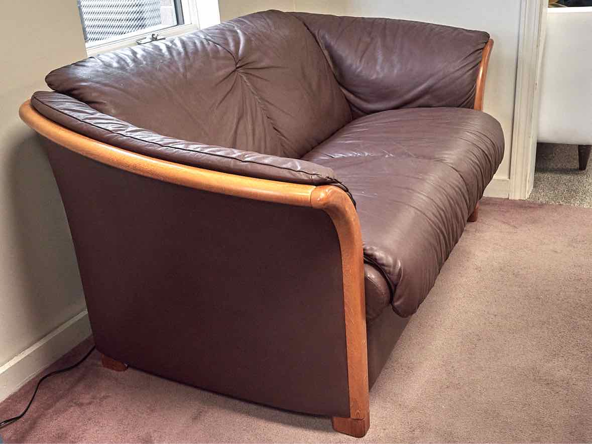 Ekornes Manhattan Loveseat in Chocolate Leather with Teak Wood Trim