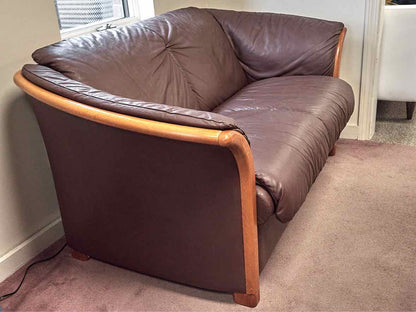 Ekornes Manhattan Loveseat in Chocolate Leather with Teak Wood Trim
