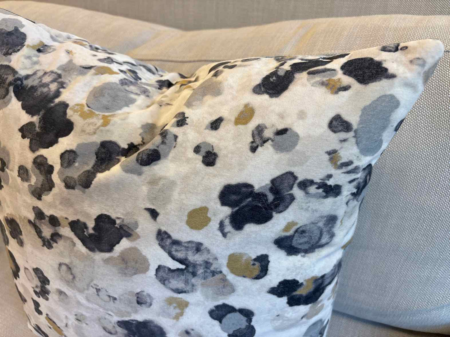 Romo 'Niumi' Velvet Accent Pillow