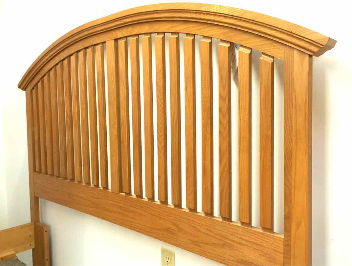 Vaughn Bassett Queen Arched Oak Bed