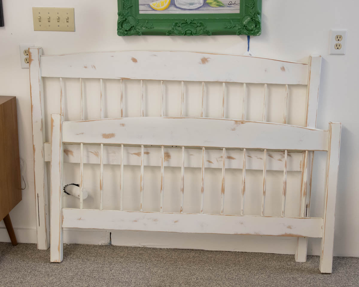 Moosehead Distressed Ivory Full Bed