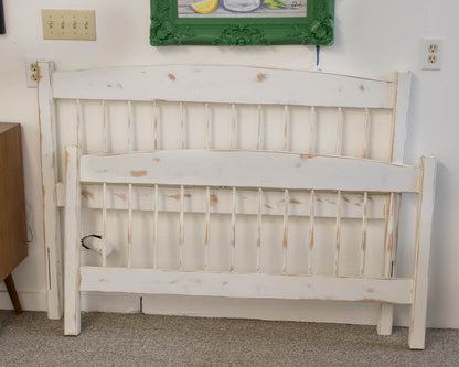 Moosehead Distressed Ivory Full Bed