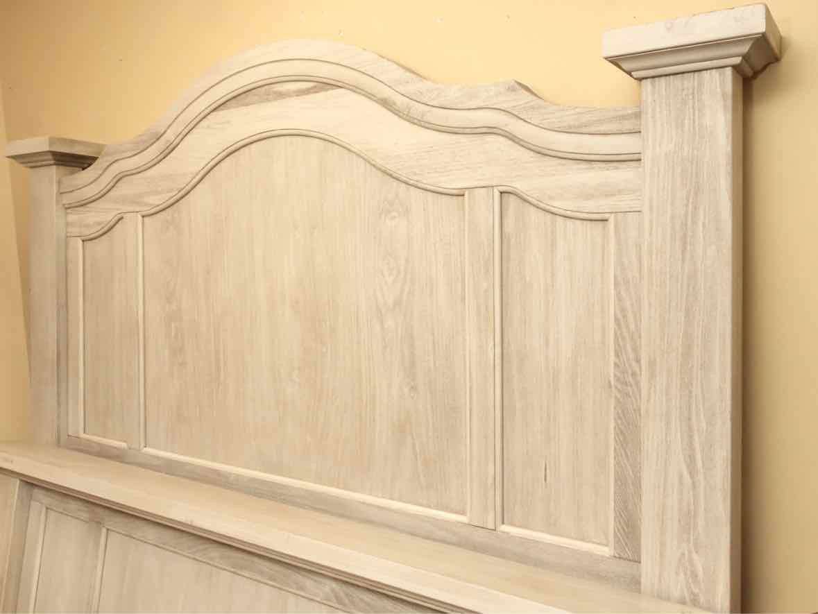 Arched 'Bell Shaped' Headboard /Footboard In Wire Brushed 'Dove Gray' King Bed