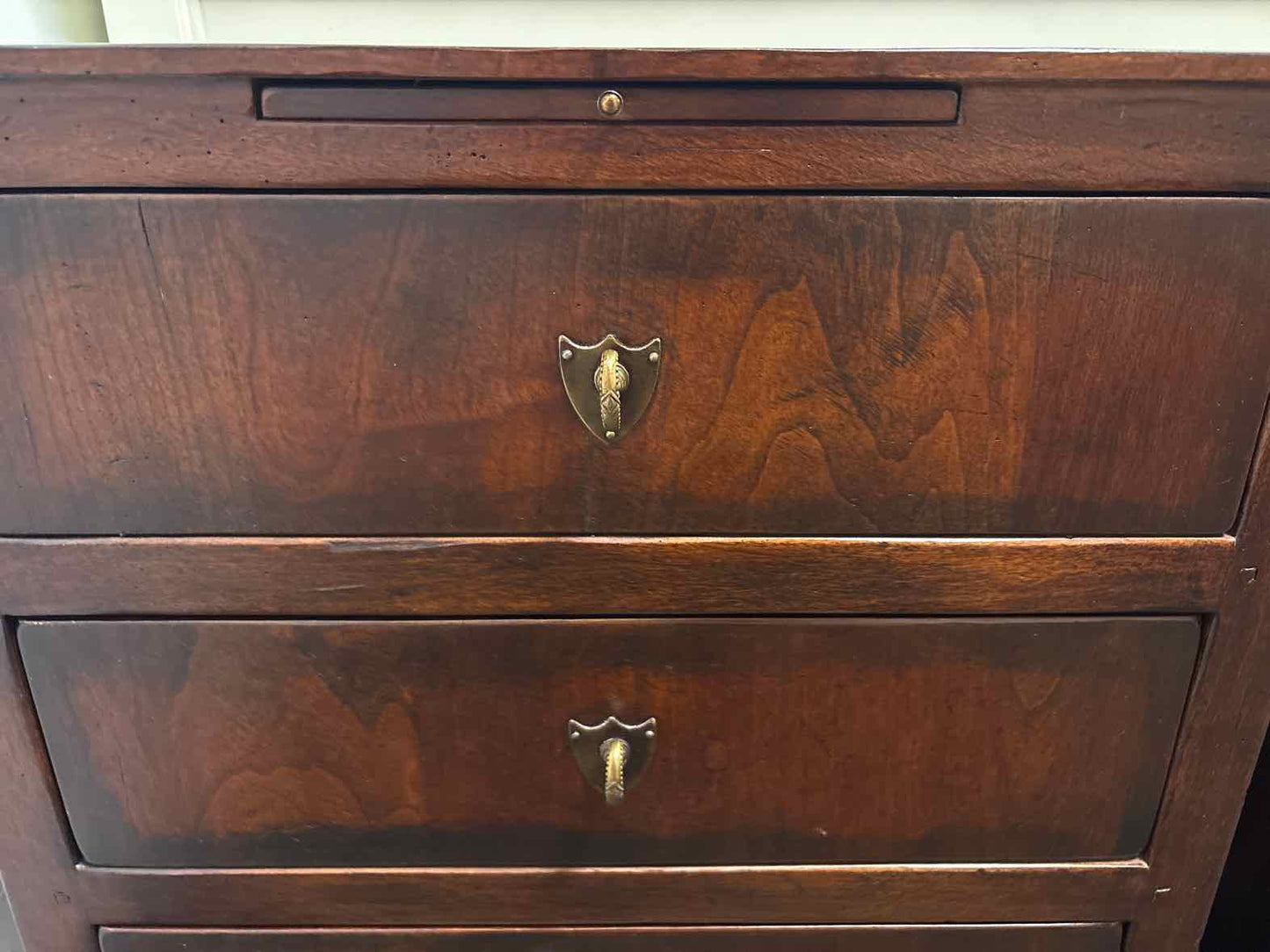Henredon 'Acquisitions' Pair of Nightstands