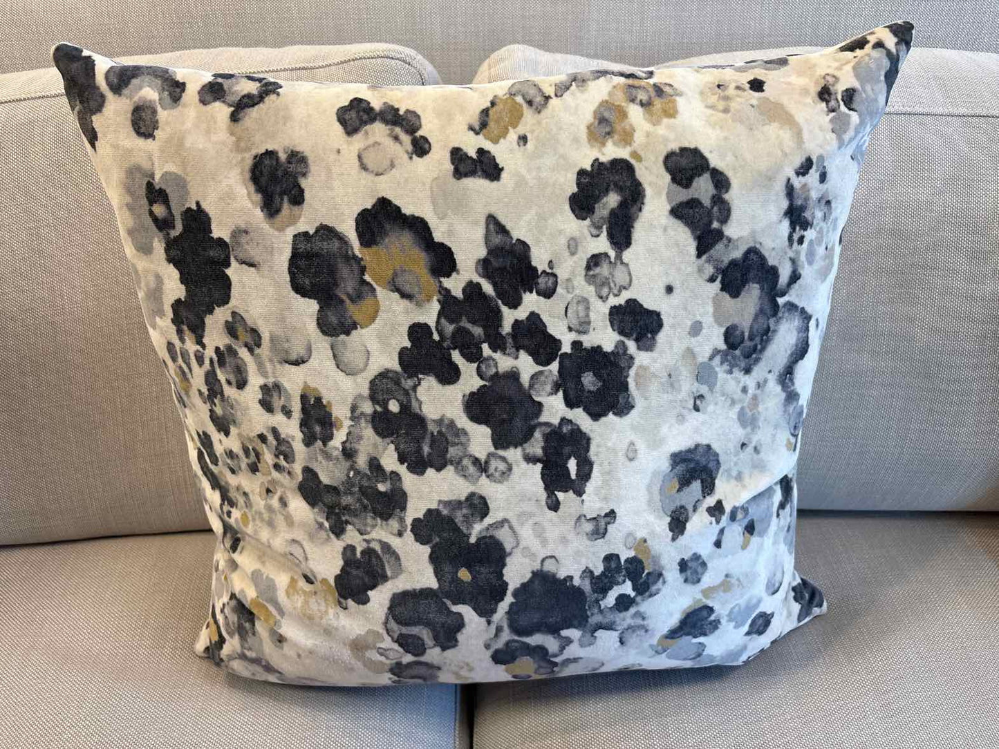 Romo 'Niumi' Velvet Accent Pillow