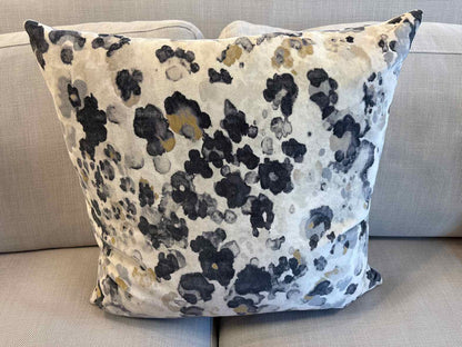 Romo 'Niumi' Velvet Accent Pillow