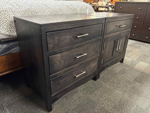 Yutzy Wookworking Pair of 'Coronado' Nightstands