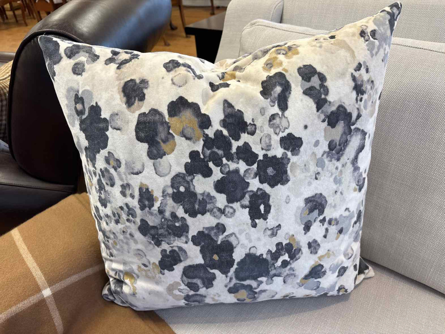 Romo 'Niumi' Velvet Accent Pillow