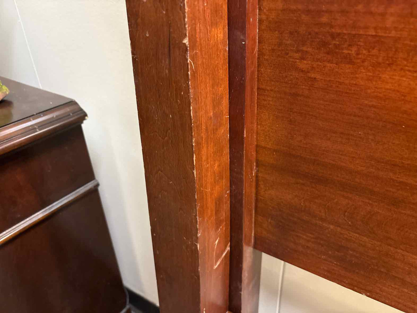 Kincaid Cherry Pencil Post Queen Bed