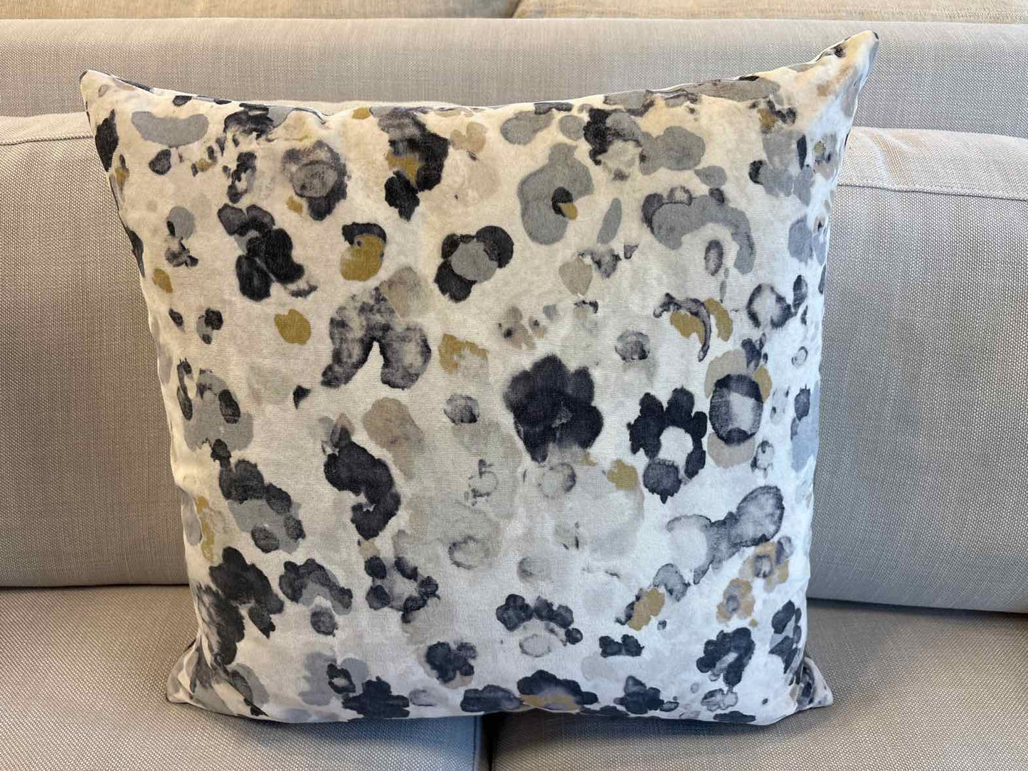 Romo 'Niumi' Velvet Accent Pillow