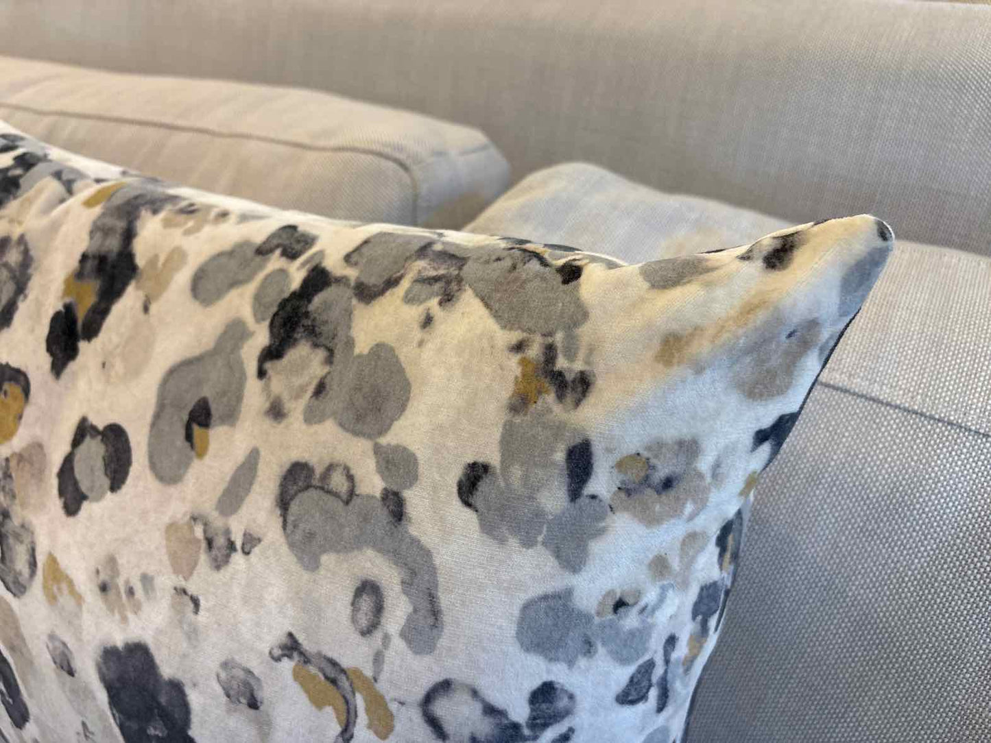 Romo 'Niumi' Velvet Accent Pillow